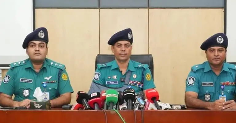 সংবাদ সম্মেলনে কথা বলছেন ডিসি মাসুদ